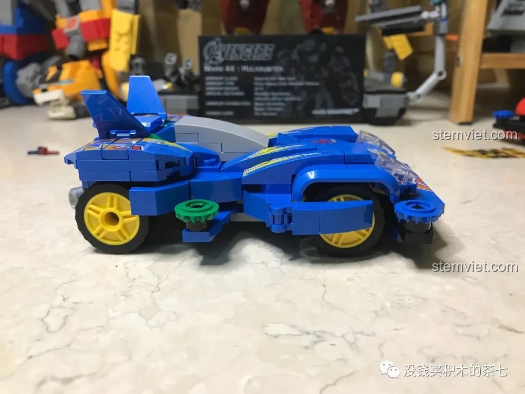 Góc nhìn từ phía sau hai minifigure Ryo Takaba, cho thấy chi tiết in ấn trên lưng.