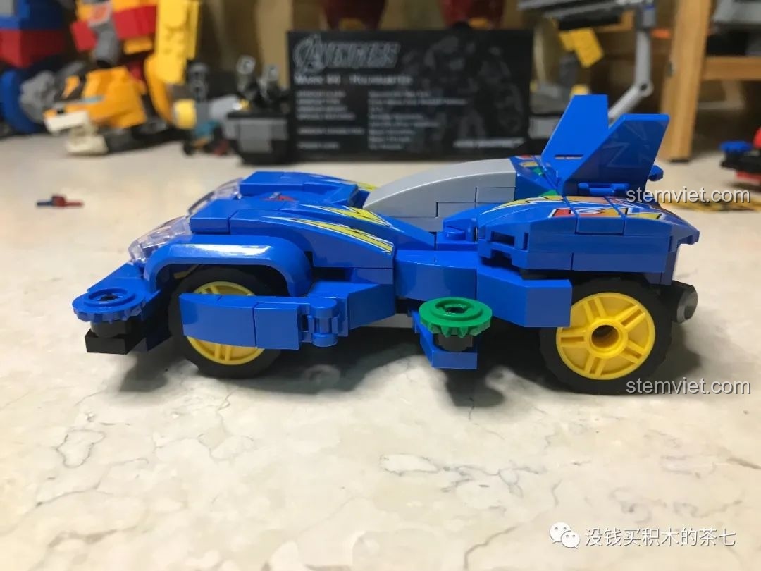 So sánh hai minifigure Ryo Takaba: trang phục đời thường và trang phục thi đấu, từ series xe đua Tamiya.