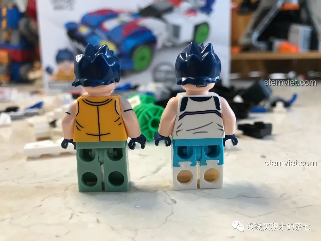 Phần đuôi xe Magnum Saber với cánh gió màu xanh dương và các chi tiết trang trí.