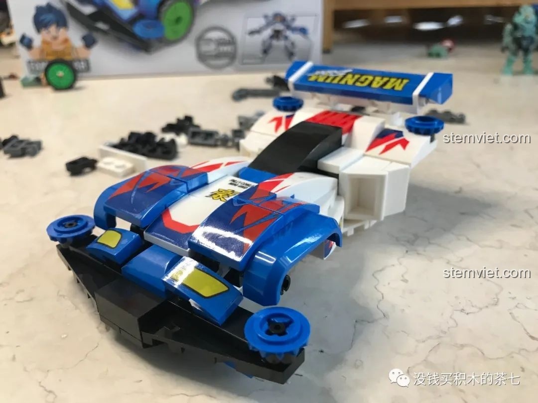 Góc nhìn bên hông của xe Magnum Saber đã hoàn thiện, thể hiện đường nét thiết kế khí động học.