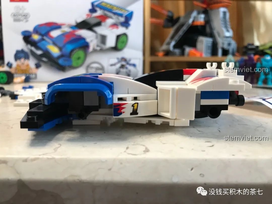 Mặt sau của xe Magnum Saber đã hoàn thiện, với chi tiết đèn hậu và ống xả.