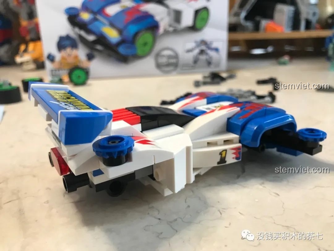 Góc nhìn từ trên xuống của xe Magnum Saber đã hoàn thiện, tổng thể màu sắc và decal hài hòa.