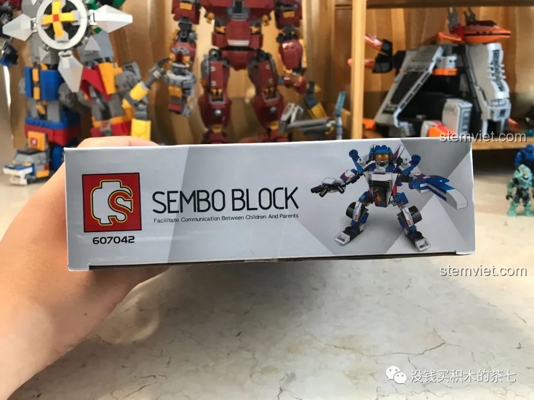 Góc nhìn bên hông hai minifigure Go Seiba, thể hiện chi tiết thiết kế trang phục và dáng đứng.