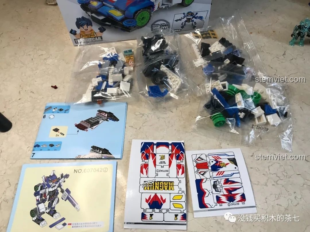 Góc nhìn từ phía sau hai minifigure Go Seiba, cho thấy chi tiết in ấn trên lưng.