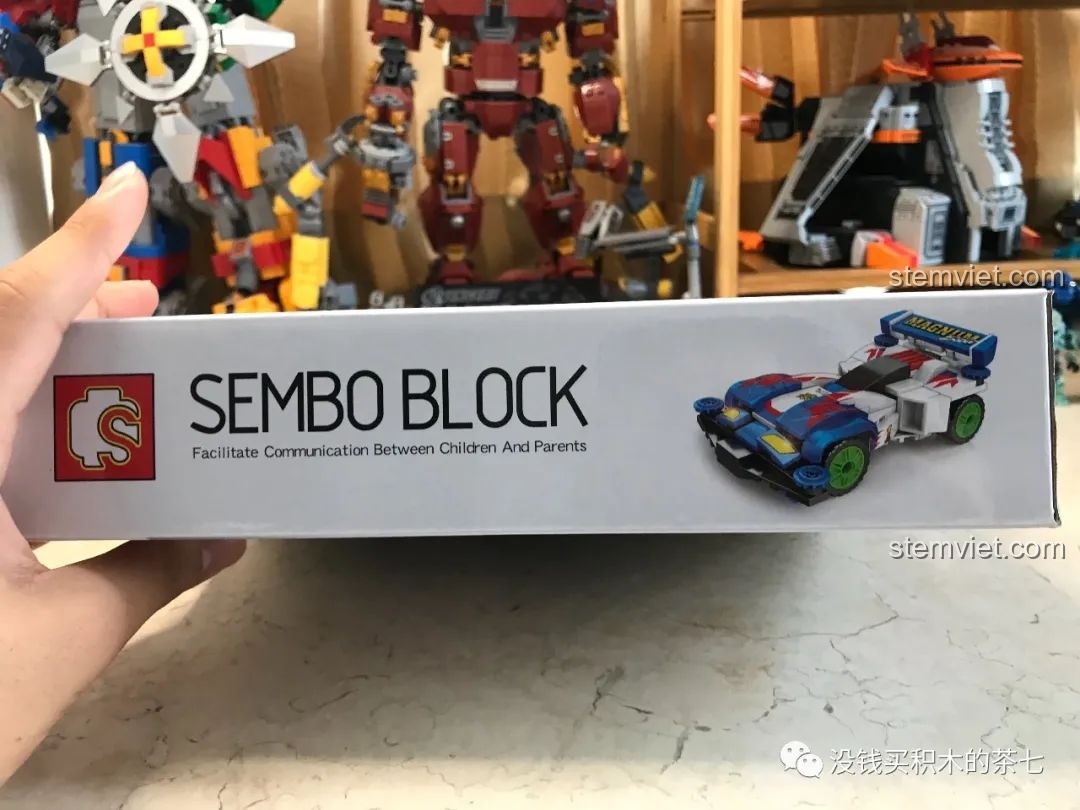 So sánh hai minifigure Go Seiba: trang phục đời thường và trang phục thi đấu, từ series xe đua Tamiya.