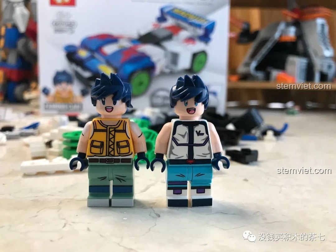 Thân xe Magnum Saber đang được lắp ráp, với các mảnh ghép màu xanh, trắng và đỏ.