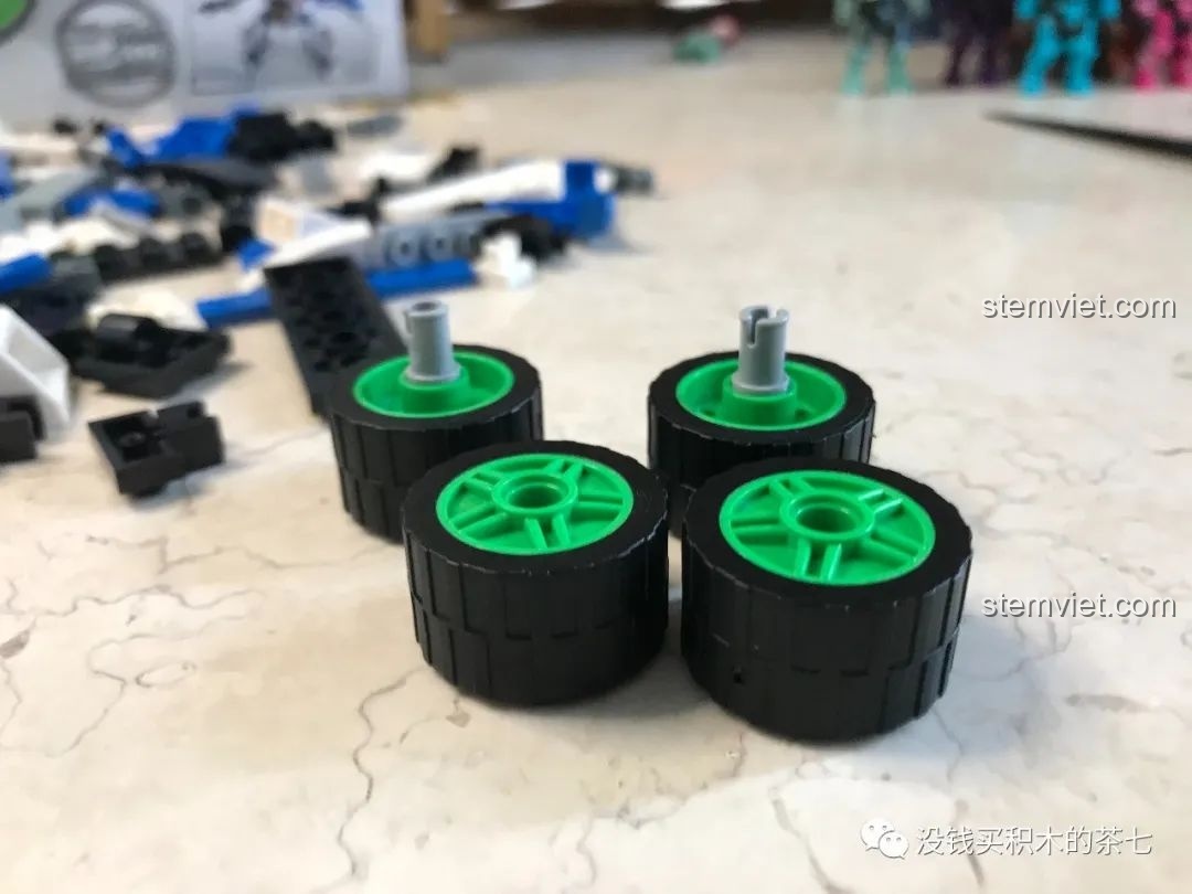 Góc nhìn bên hông của thân xe Magnum Saber đang lắp ráp, thể hiện cấu trúc vững chắc.