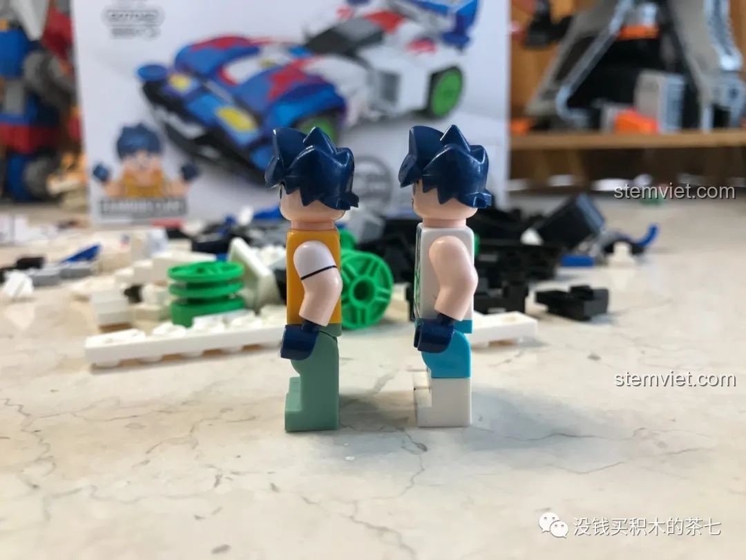 Góc nhìn từ trên xuống của xe Magnum Saber đang lắp ráp, hiển thị các chi tiết decal và màu sắc.