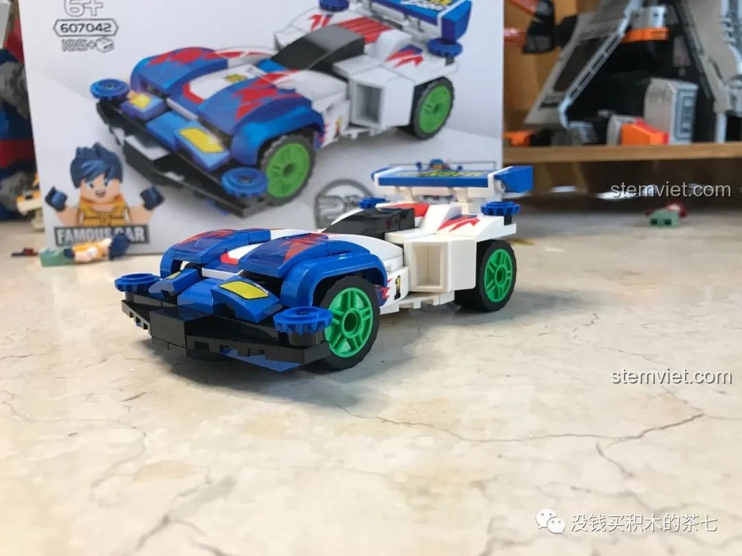 Xe Magnum Saber và minifigure Go Seiba đứng cạnh hộp sản phẩm, bộ đồ chơi lắp ráp SEMBO Block 607042.