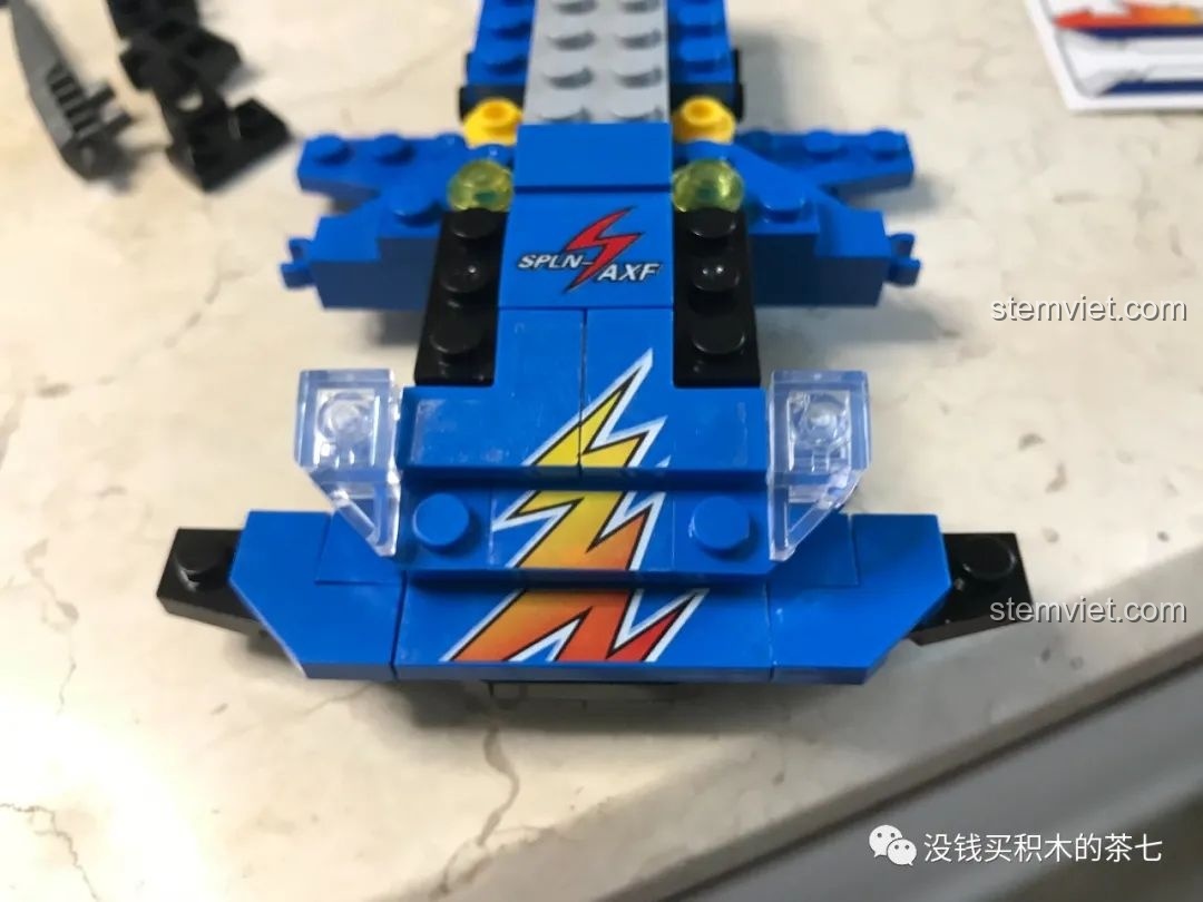 Góc nhìn từ trên xuống của xe Spin Axe đã hoàn thiện, tổng thể màu sắc và decal hài hòa.