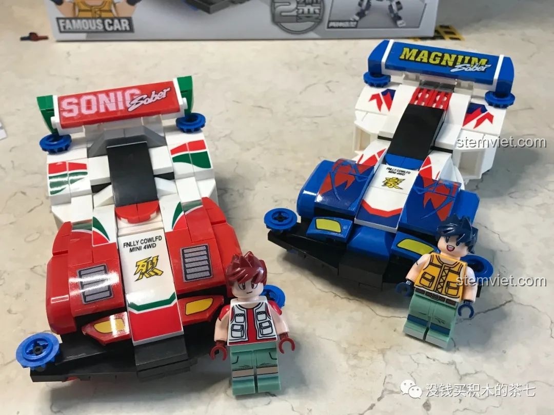 So sánh hai minifigure Tam Quốc Đằng Cát: trang phục đời thường và trang phục thi đấu, từ series xe đua Tamiya.