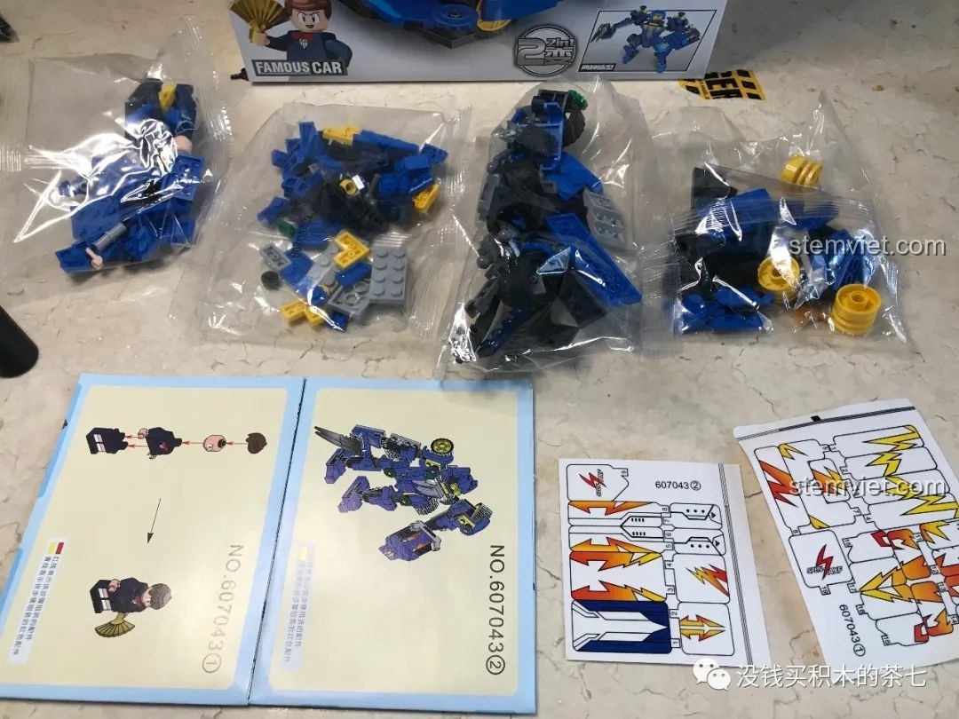 Thân xe Spin Axe đang được lắp ráp, với các mảnh ghép màu xanh dương và decal sấm sét.