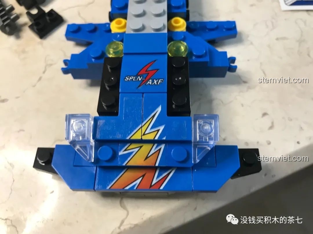 Xe Spin Axe và minifigure Tam Quốc Đằng Cát đứng cạnh hộp sản phẩm, bộ đồ chơi lắp ráp SEMBO Block 607043.