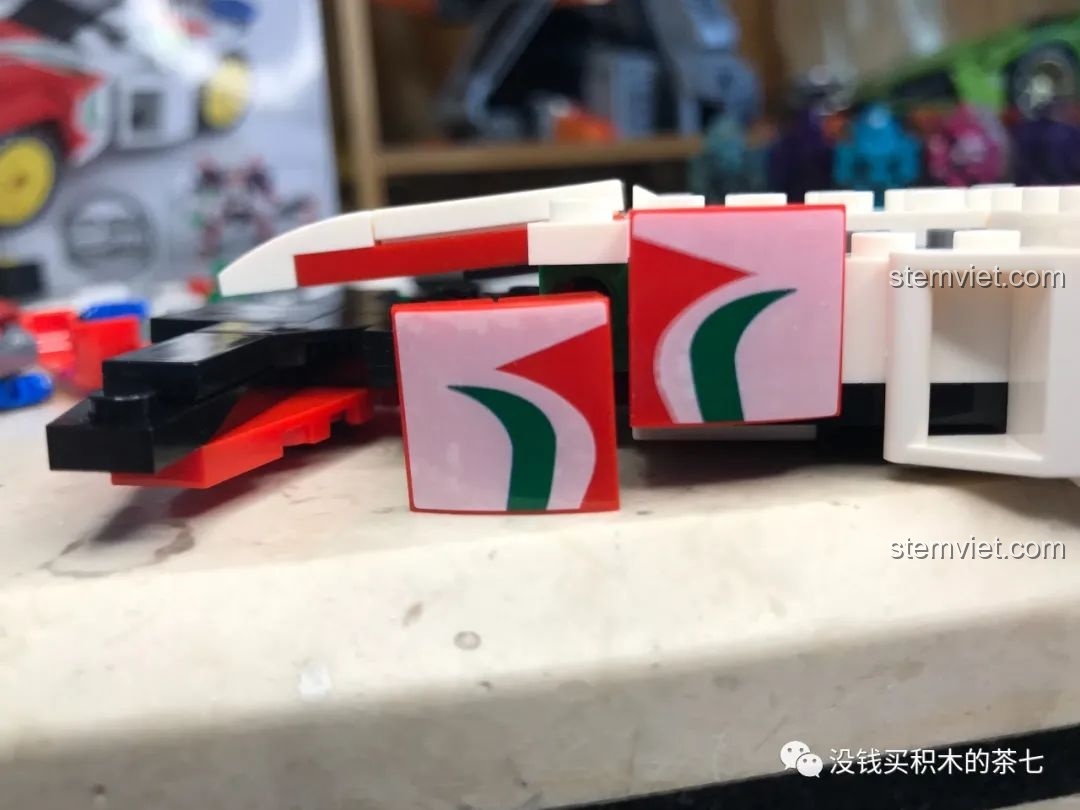 Quá trình dán decal lên thân xe Sonic Saber của bộ đồ chơi lắp ráp SEMBO Block 607044.