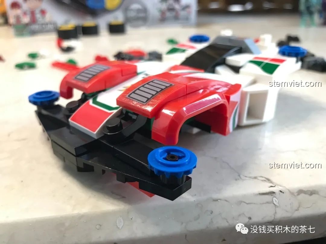 Lắp đặt các chi tiết dẫn hướng màu xanh dương phía trước xe Sonic Saber, bộ đồ chơi lắp ráp xe đua.