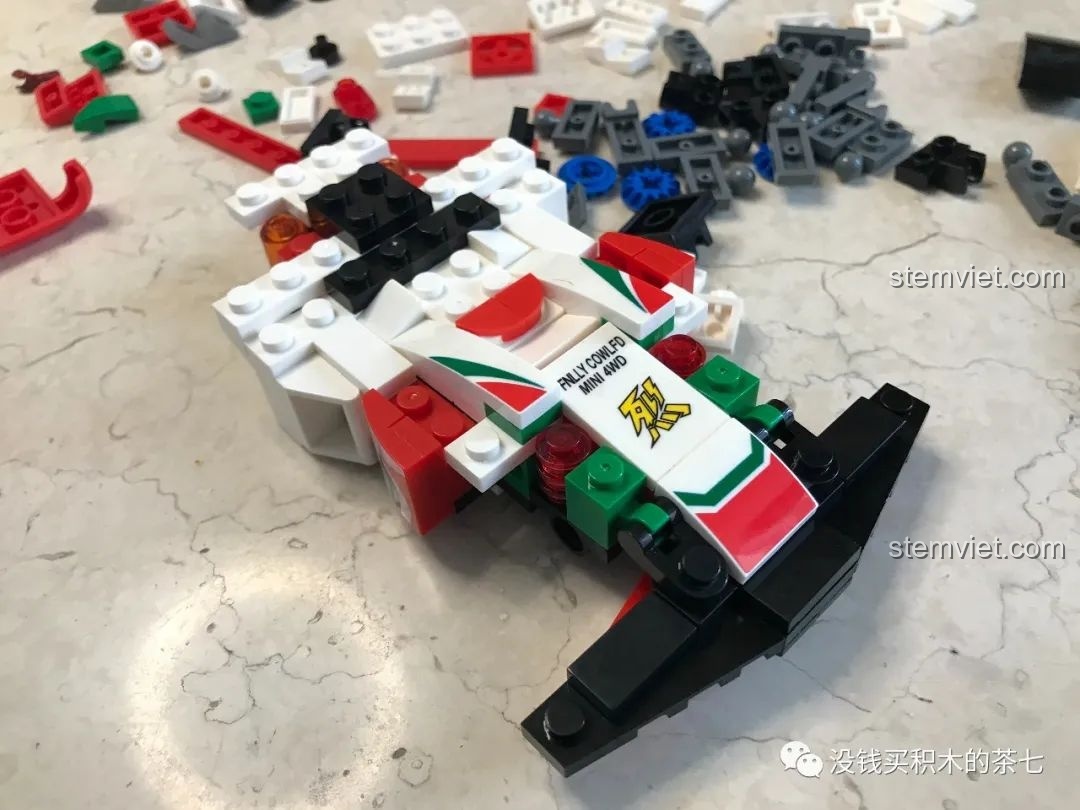 Phần đầu xe Sonic Saber của bộ đồ chơi lắp ráp SEMBO Block 607044, với các chi tiết màu trắng và đỏ.