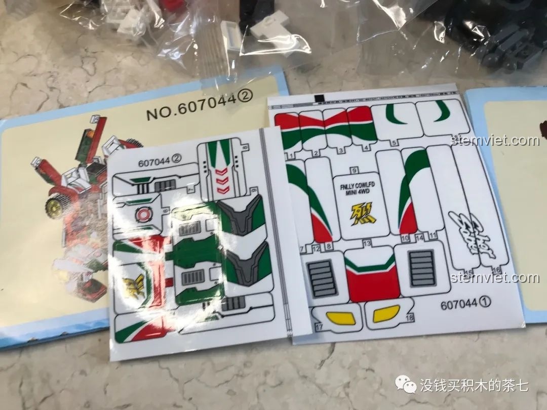 Chi tiết hai bộ decal và sách hướng dẫn lắp ráp cho xe đua và robot của SEMBO Block 607044.