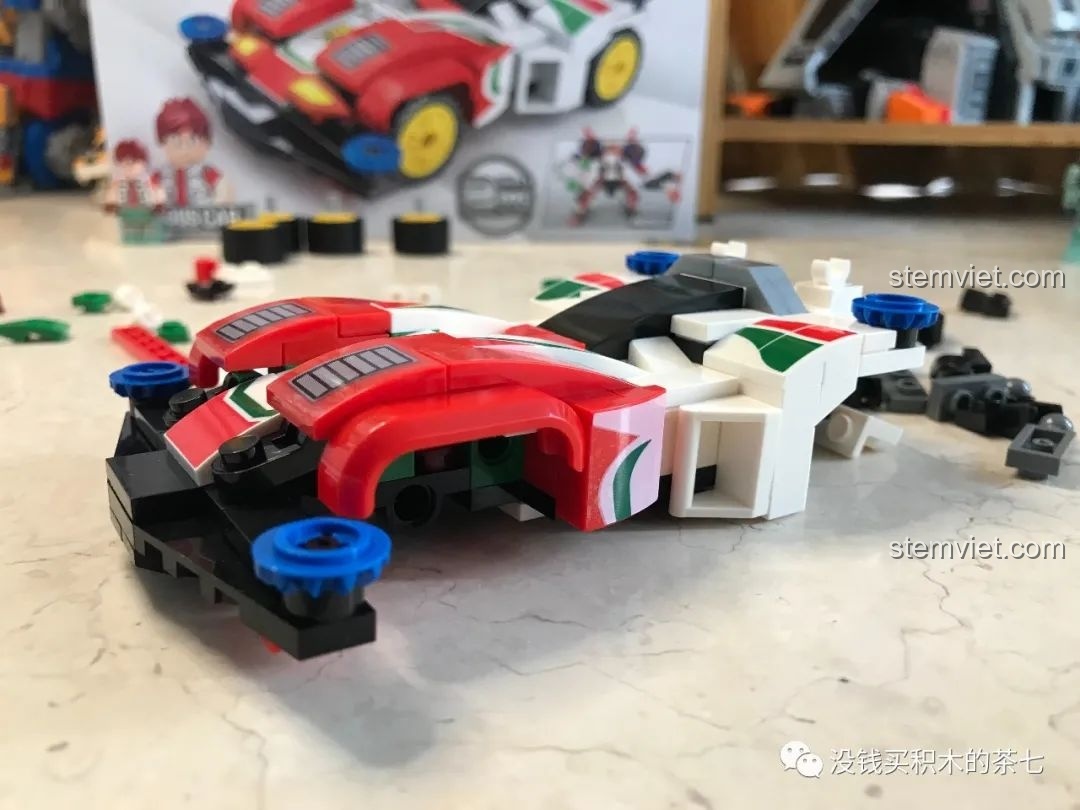 Xe Sonic Saber gần hoàn thiện, thiếu bánh xe, thể hiện chi tiết thân và cánh gió.