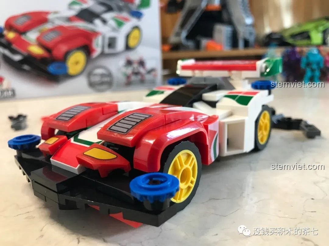 Góc nhìn bên hông của xe Sonic Saber đã hoàn thiện, thể hiện đường nét thiết kế khí động học.