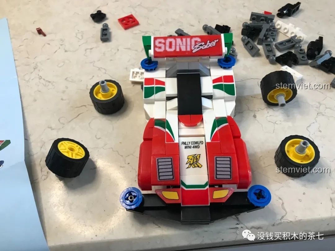 Mặt sau của xe Sonic Saber đã hoàn thiện, với chi tiết đèn hậu và ống xả.