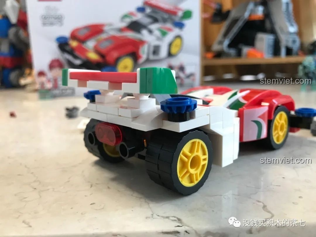 Góc nhìn từ trên xuống của xe Sonic Saber đã hoàn thiện, tổng thể màu sắc và decal hài hòa.