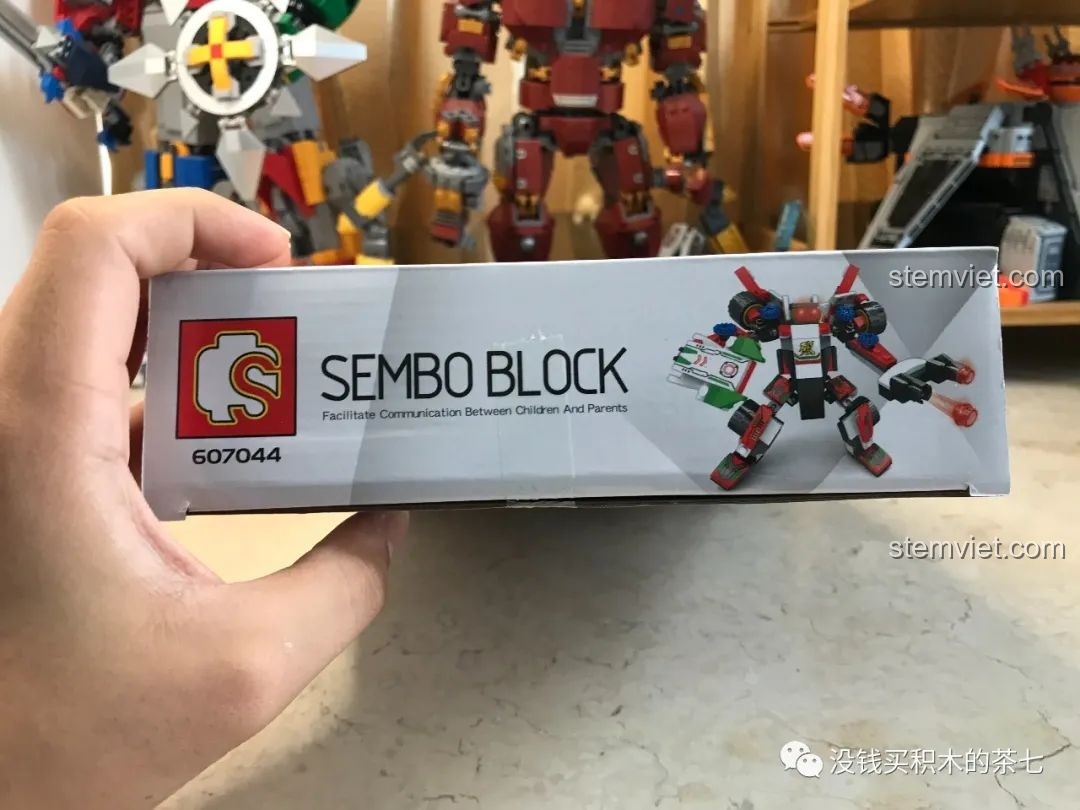 Mặt bên hộp đồ chơi lắp ráp SEMBO Block 607044, hiển thị mô hình robot biến hình từ xe đua.