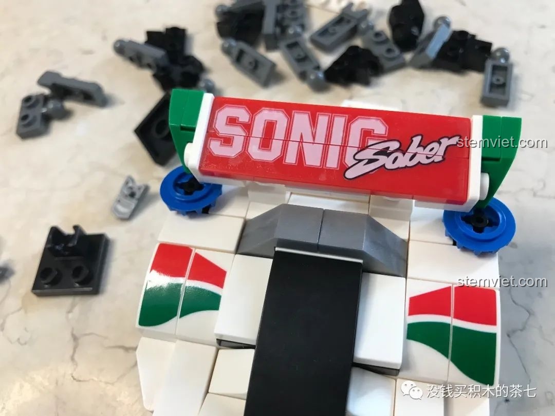 Lắp bánh xe màu vàng cho xe Sonic Saber, hoàn thiện mô hình đồ chơi lắp ráp SEMBO Block 607044.