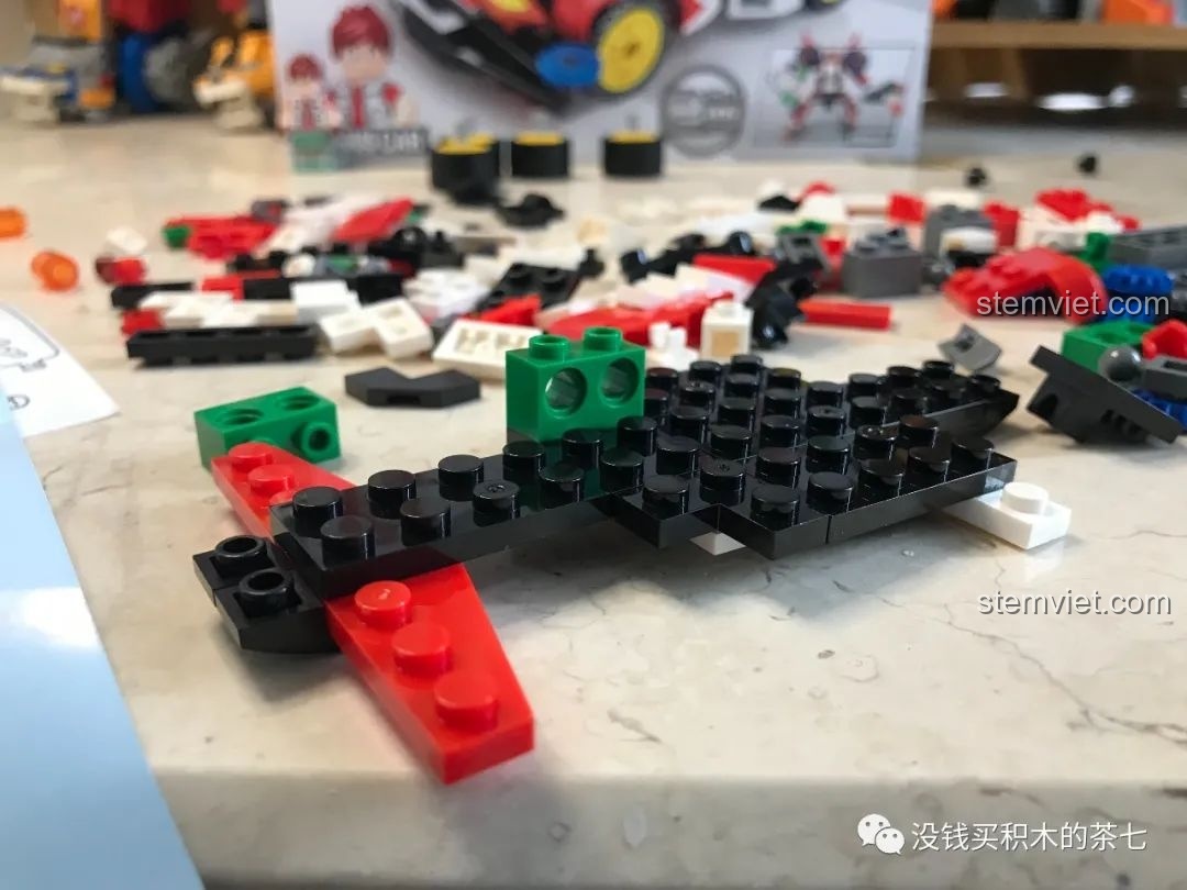 Quá trình lắp ráp phần khung xe Sonic Saber từ bộ đồ chơi lắp ráp SEMBO Block 607044, các mảnh ghép.