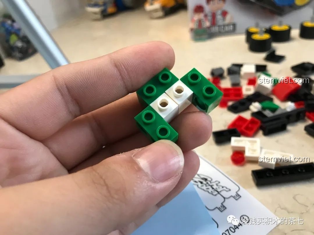 Chi tiết một mảnh ghép nhỏ màu xanh lá và trắng của bộ đồ chơi lắp ráp SEMBO Block.