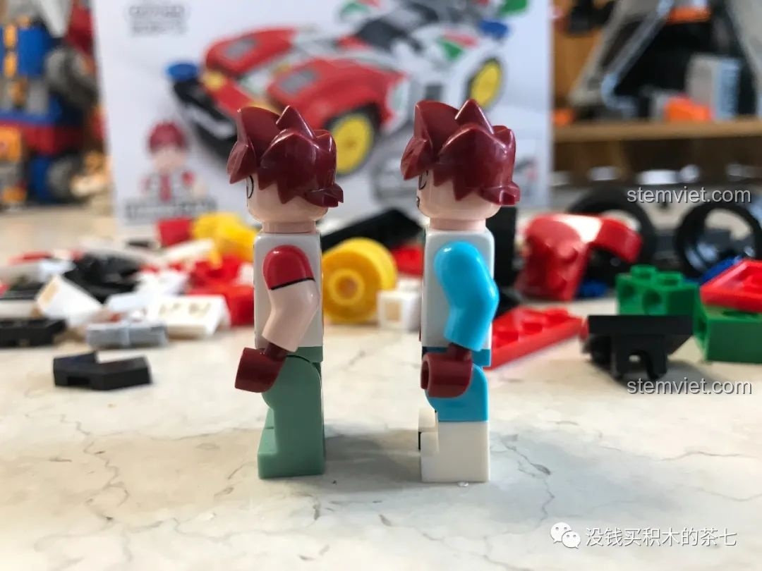 Góc nhìn bên hông hai minifigure Retsu Seiba, thể hiện chi tiết thiết kế trang phục và dáng đứng.