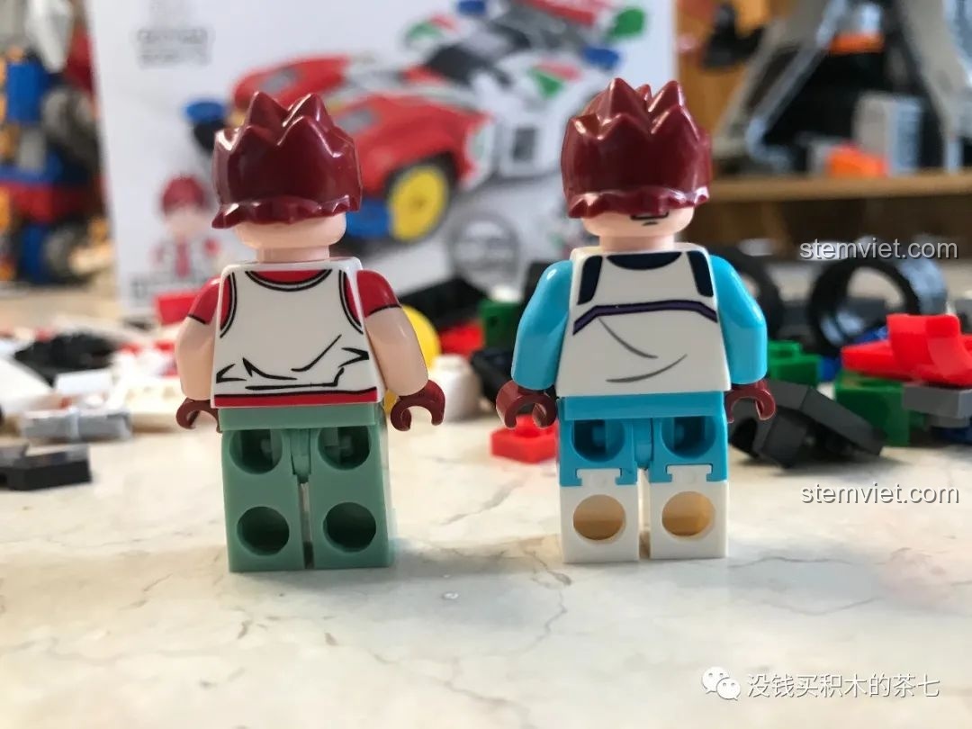Góc nhìn từ phía sau hai minifigure Retsu Seiba, cho thấy chi tiết in ấn trên lưng.