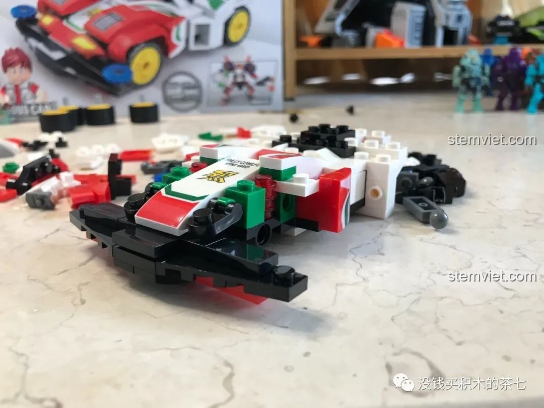 Thân xe Sonic Saber đang được lắp ráp, với các mảnh ghép màu đỏ, xanh và trắng.