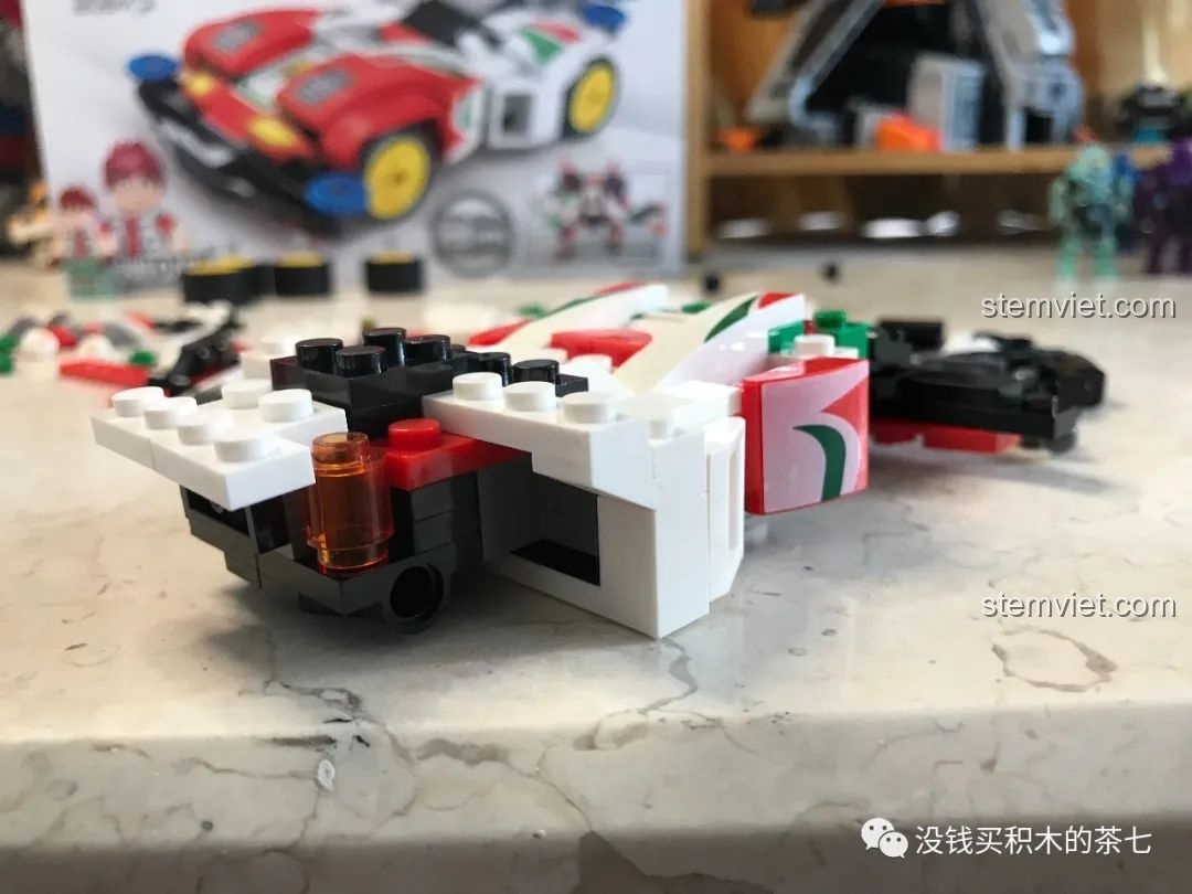 Góc nhìn bên hông của thân xe Sonic Saber đang lắp ráp, thể hiện cấu trúc vững chắc.