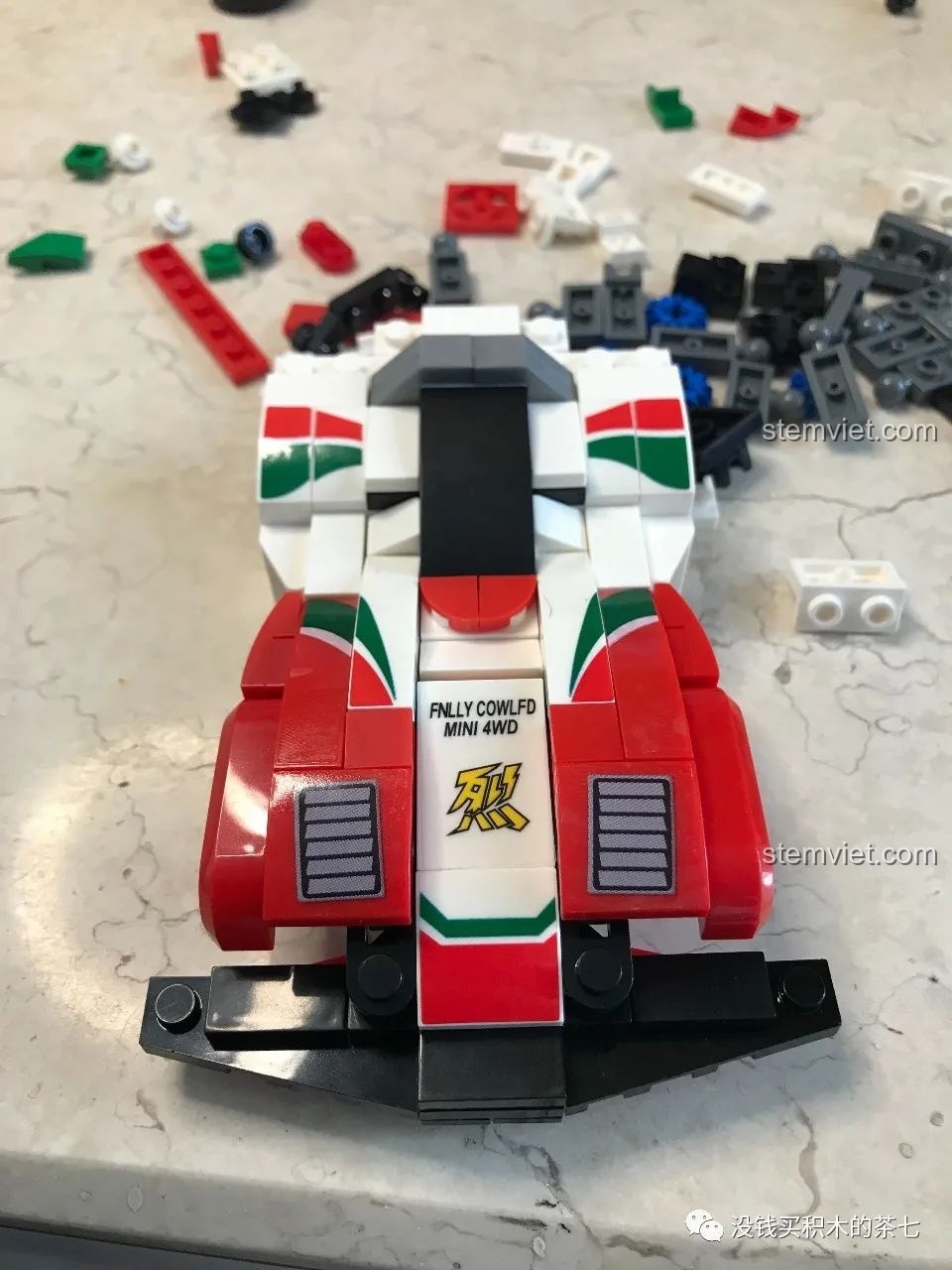 Góc nhìn từ trên xuống của xe Sonic Saber đang lắp ráp, hiển thị các chi tiết decal và màu sắc.