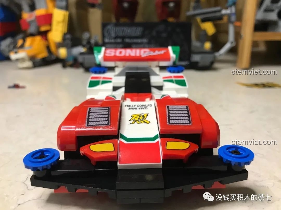 Xe Sonic Saber và minifigure Retsu Seiba đứng cạnh hộp sản phẩm, bộ đồ chơi lắp ráp SEMBO Block 607044.