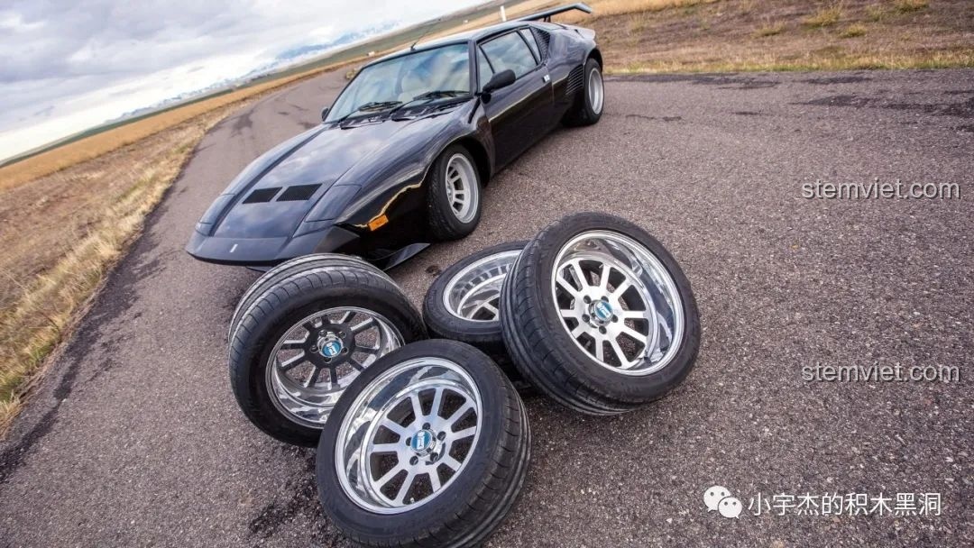 Mô hình Sembo Block 607045 De Tomaso Pantera GT5-S hoàn chỉnh, nhìn từ phía sau.