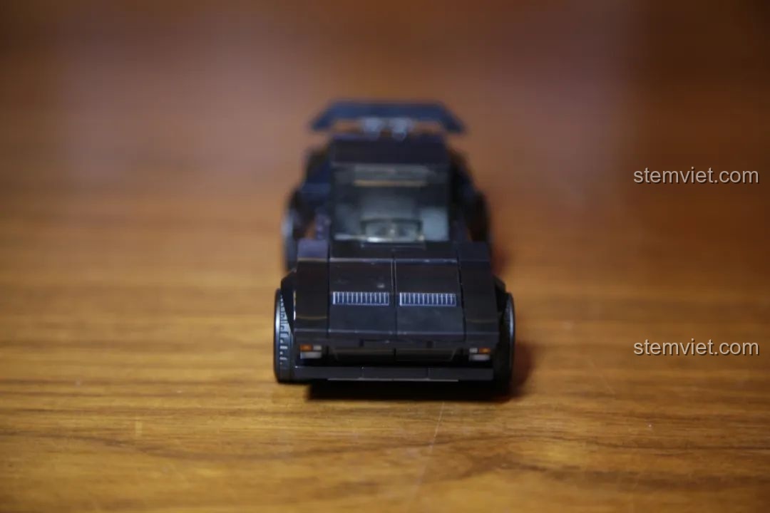 Minifigure của Sembo Block 607045 De Tomaso Pantera ngồi trong khoang lái.