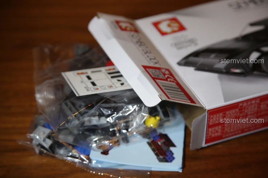 Hộp Sembo Block 607045 De Tomaso Pantera GT5-S mở ra, lộ các túi mảnh ghép và sách hướng dẫn.