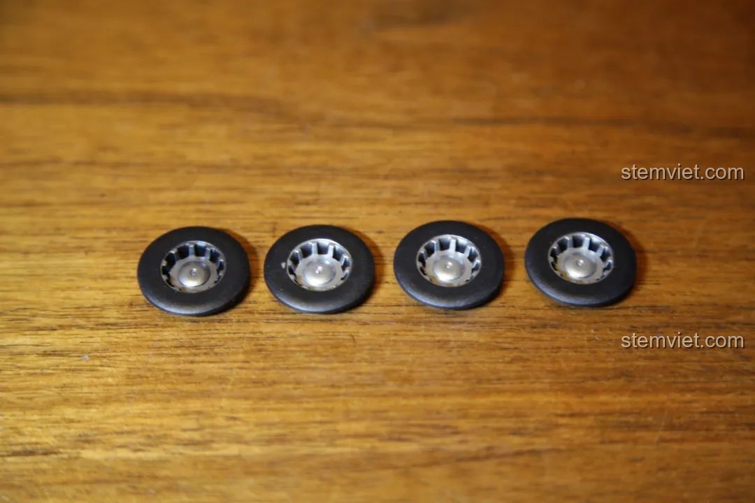 Bốn bánh xe của Sembo Block 607045 De Tomaso Pantera với chi tiết mâm xe.