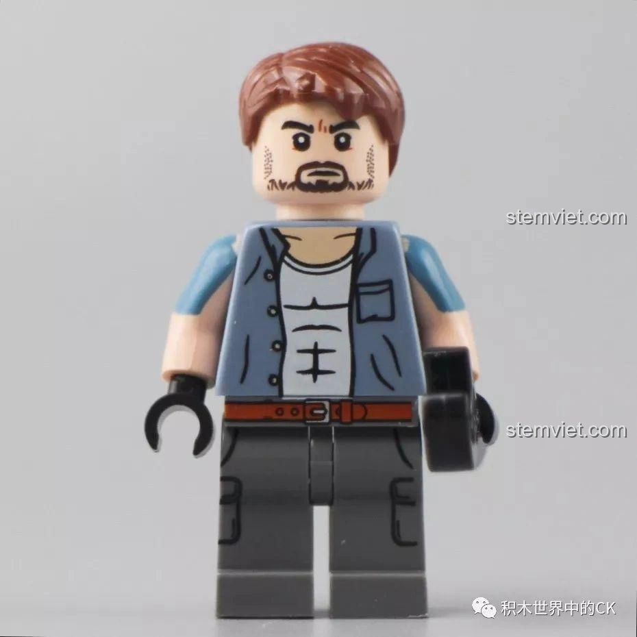Minifigure đi kèm bộ lắp ráp Sembo Block 607045, thiết kế chi tiết với trang phục cá tính, sẵn sàng điều khiển chiếc xe đua đen. Đồ chơi lắp ráp cho bé trai.