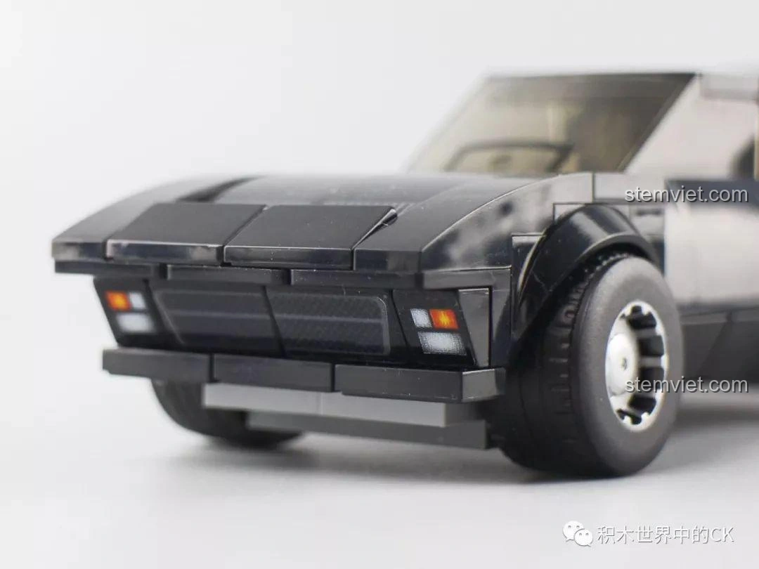 Cận cảnh phần đầu của mô hình xe Sembo Block 607045 màu đen, chi tiết đèn pha và lưới tản nhiệt. Đồ chơi lắp ráp xe thể thao.