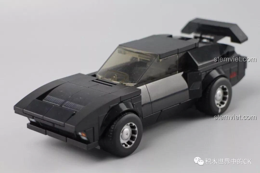 Mô hình xe đua đen Sembo Block 607045 đã lắp ráp hoàn chỉnh, góc nghiêng thể hiện thiết kế khí động học và cánh gió sau. Đồ chơi lắp ráp xe hơi.