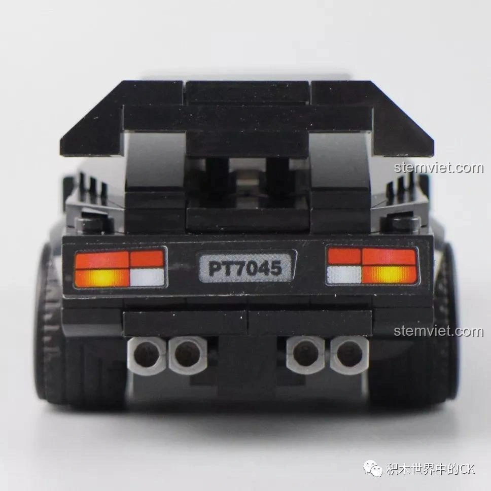 Mặt sau của mô hình xe Sembo Block 607045 màu đen, với đèn hậu, ống xả kép và biển số PT7045. Đồ chơi lắp ráp xe hơi.