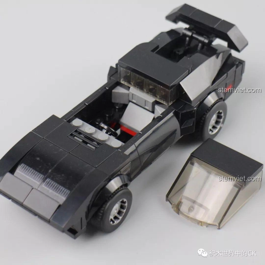 Mô hình xe Sembo Block 607045 màu đen với phần mui xe được tháo rời, cho thấy khoang lái và ghế ngồi. Đồ chơi lắp ráp xe hơi.