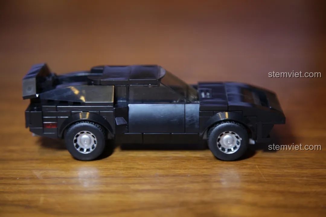 Hộp Sembo Block 607046 Mitsubishi Eclipse mở ra, lộ các túi mảnh ghép và sách hướng dẫn.