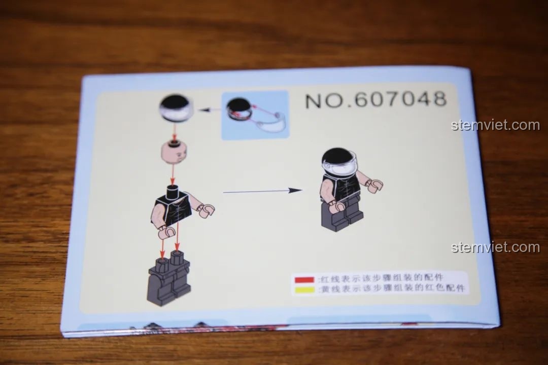 Cận cảnh bánh xe của mô hình Sembo Block 607046 Mitsubishi Eclipse.