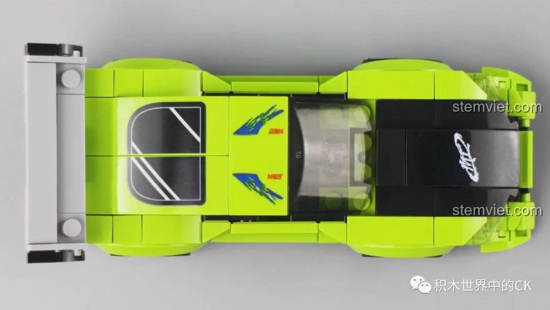 Cận cảnh phần đầu của mô hình xe Sembo Block 607046 màu xanh lá, chi tiết đèn pha và lưới tản nhiệt. Đồ chơi lắp ráp xe thể thao.