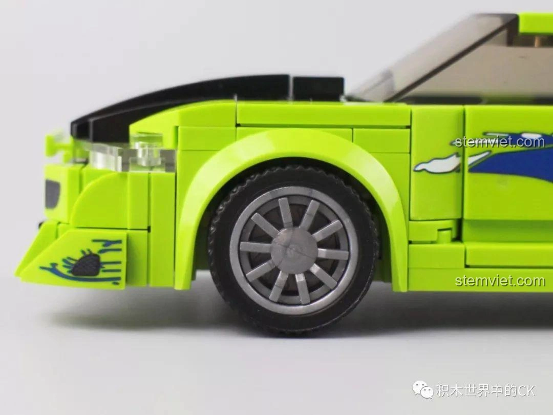 Mô hình xe Sembo Block 607046 màu xanh lá với phần mui xe được tháo rời, cho thấy khoang lái và ghế ngồi. Đồ chơi lắp ráp xe thể thao.