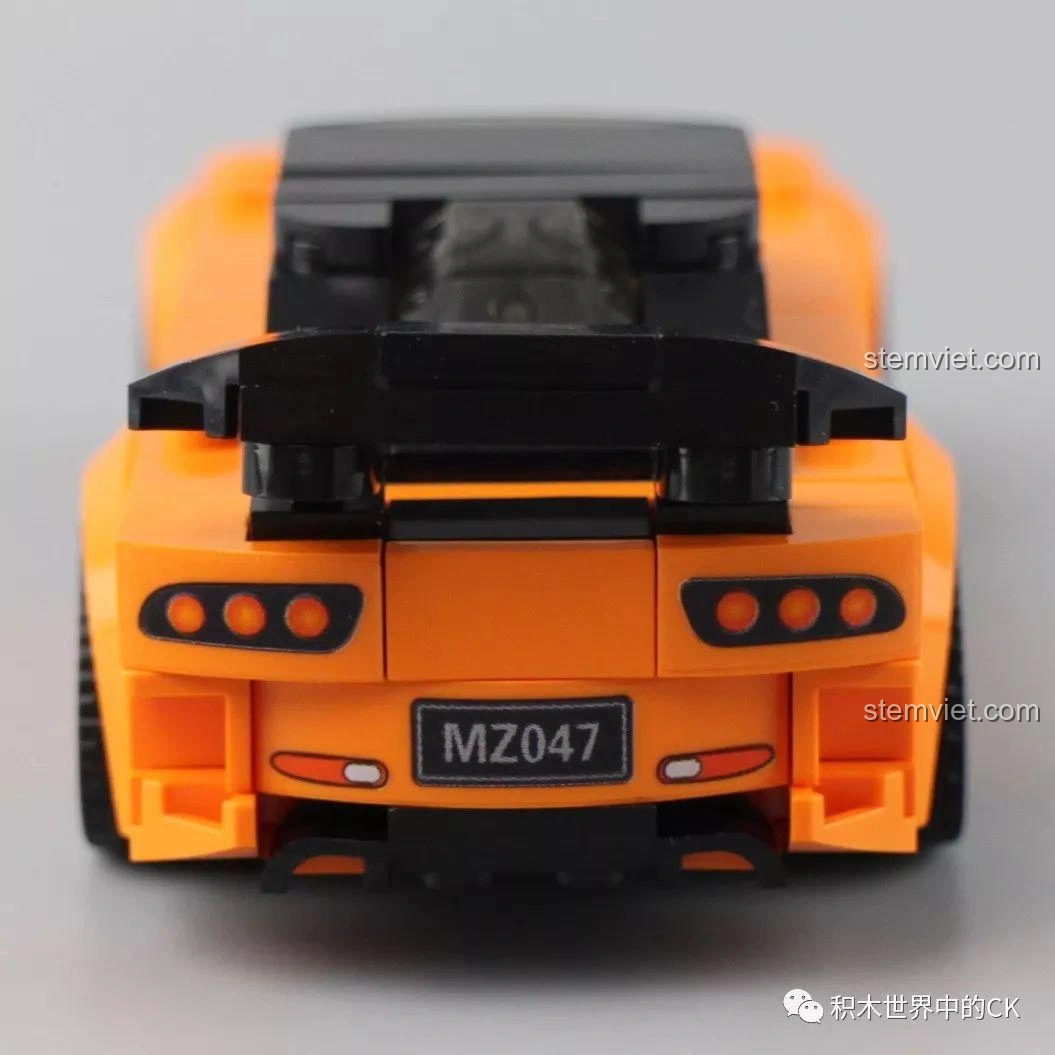 Cận cảnh phần đầu của mô hình xe Mazda RX7 Sembo Block 607047 màu cam, chi tiết đèn pha và lưới tản nhiệt. Đồ chơi lắp ráp xe thể thao.