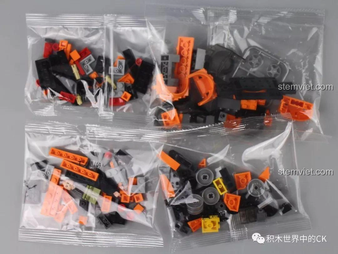 Mặt trước của mô hình xe Mazda RX7 Sembo Block 607047 màu cam, nổi bật với đèn pha và lưới tản nhiệt mạnh mẽ. Đồ chơi lắp ráp xe đua.